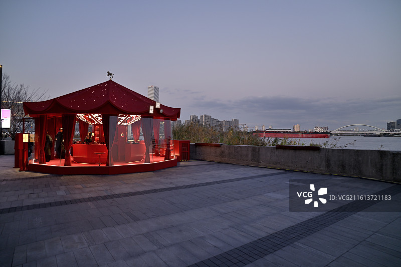 临水的玻璃帐篷店铺图片素材