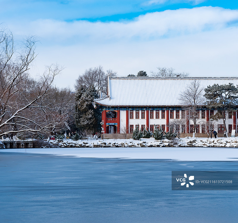 燕园风景：冬天雪后北京大学未名湖备斋红四楼图片素材