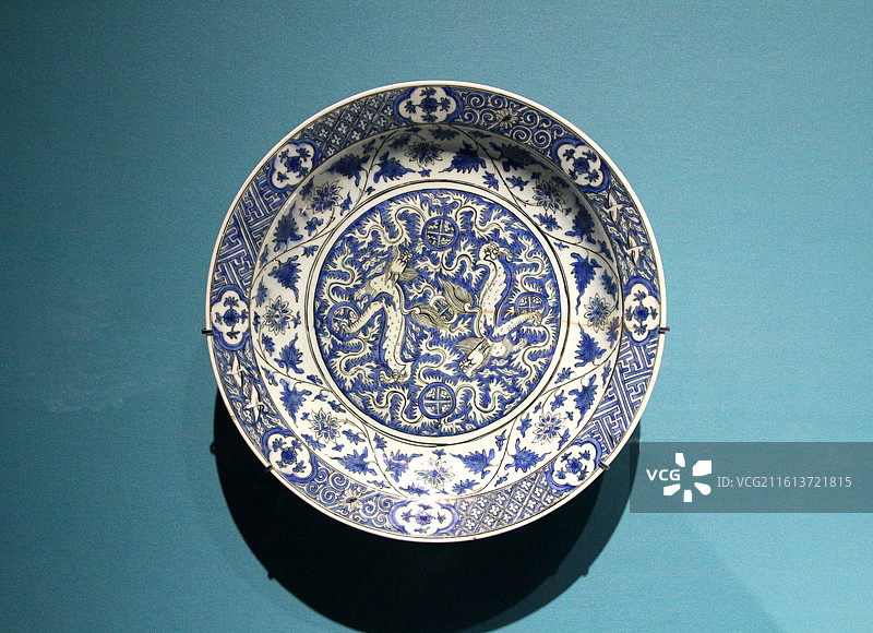 上海浦东美术馆 —— 卢浮宫印度、伊朗与奥斯曼的艺术杰作-龙纹盘图片素材