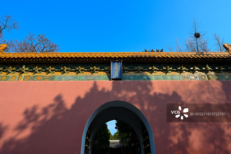 红墙碧瓦映文武，明孝陵门诉古今图片素材