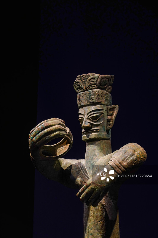中国商代青铜大立人，四川广汉三星堆遗址出土图片素材