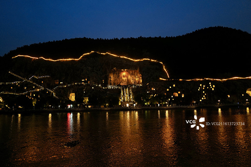 河南洛阳龙门石窟从伊河对岸东山石窟观西山石窟卢舍那大佛夜景风光图片素材