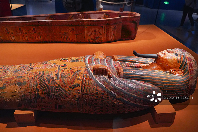 埃及国家博物馆藏第21王朝阿蒙纽特纳赫特彩绘人形内棺图片素材