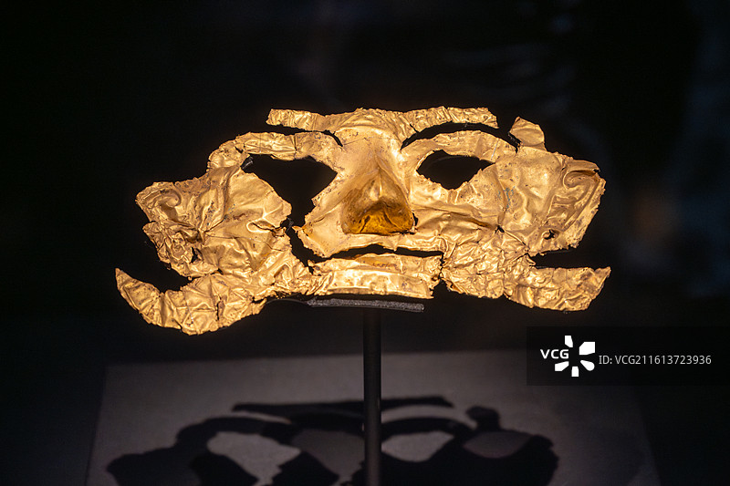 金面罩-商代后期1986年三星堆一号祭祀坑出土黄金文物图片素材