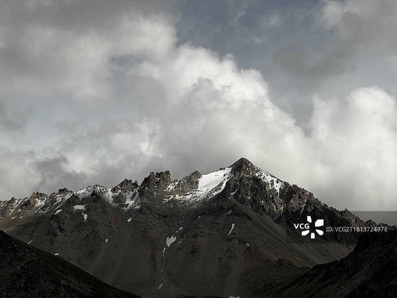 4K实拍｜自驾新疆独库公路-高海拔雪域山峰乌云景-盘山公路两侧雪顶山地草原与厚重云层自然户外摄影风光图片素材