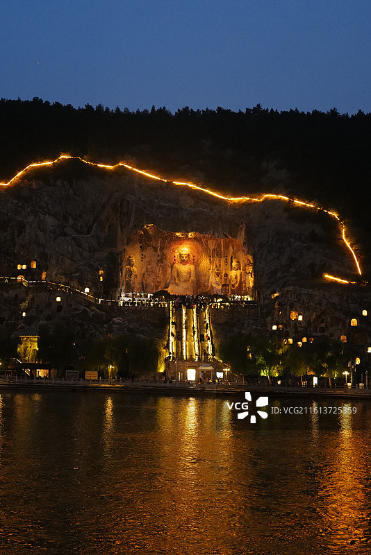 河南洛阳龙门石窟从伊河对岸东山石窟观西山石窟卢舍那大佛夜景风光图片素材