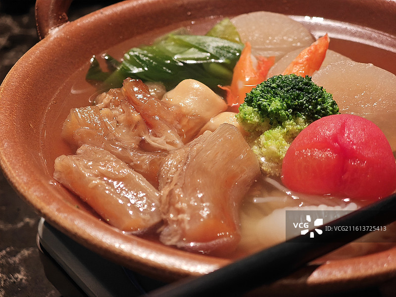 关东煮 日式料理 熬煮清汤 清淡美食 牛筋西蓝花萝卜 冬日温暖清甜居酒屋 喜都乃图片素材