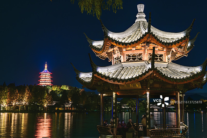 杭州西湖长桥公园和雷峰塔风光全景图片素材