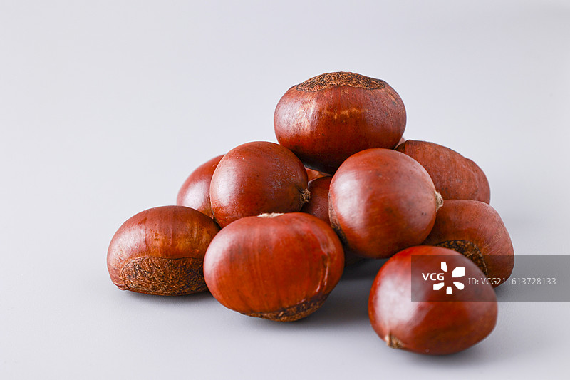 堆放的栗子板栗特写白色背景图片素材