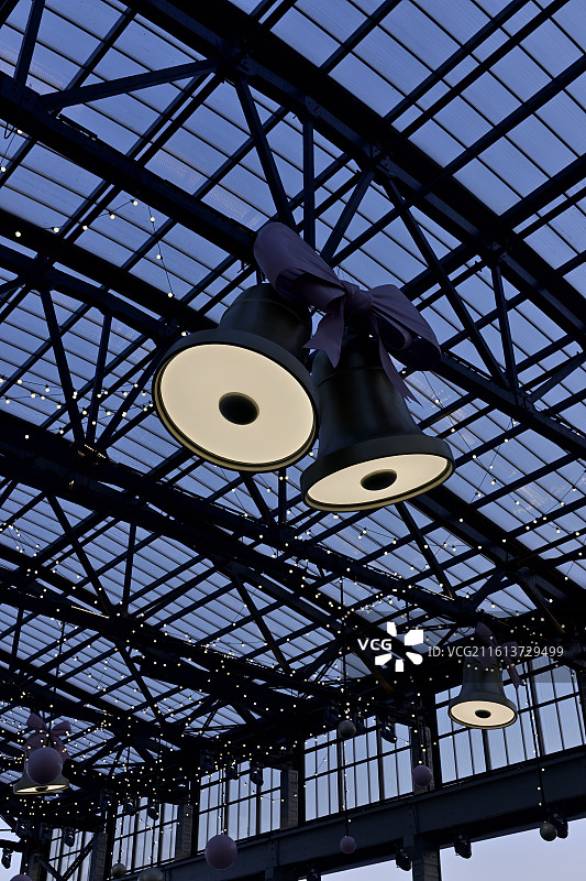 圣诞铃铛式样的灯与顶棚图片素材