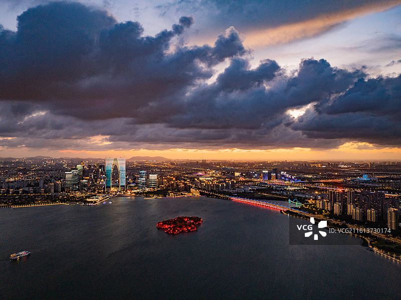 苏州工业园区东方之门夜景图片素材