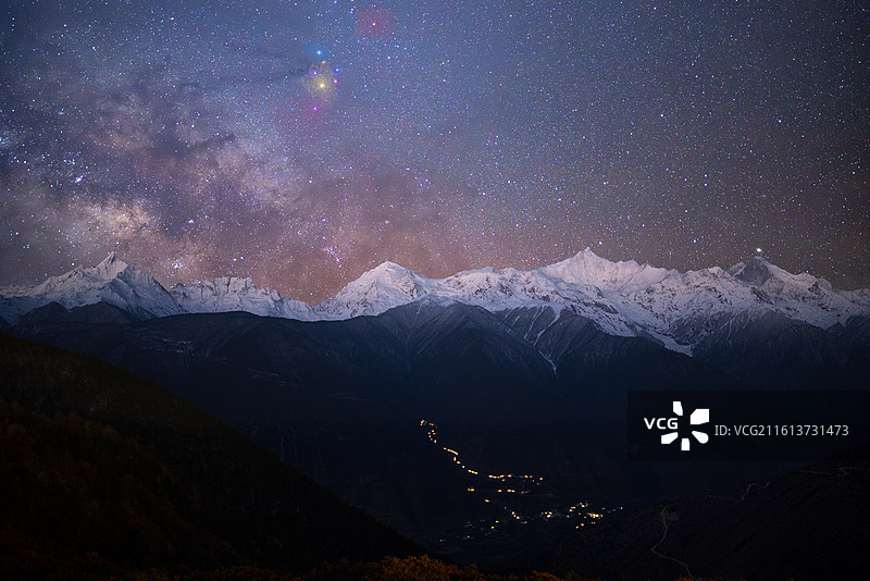 梅里雪山星空银河和流星雨同框图片素材