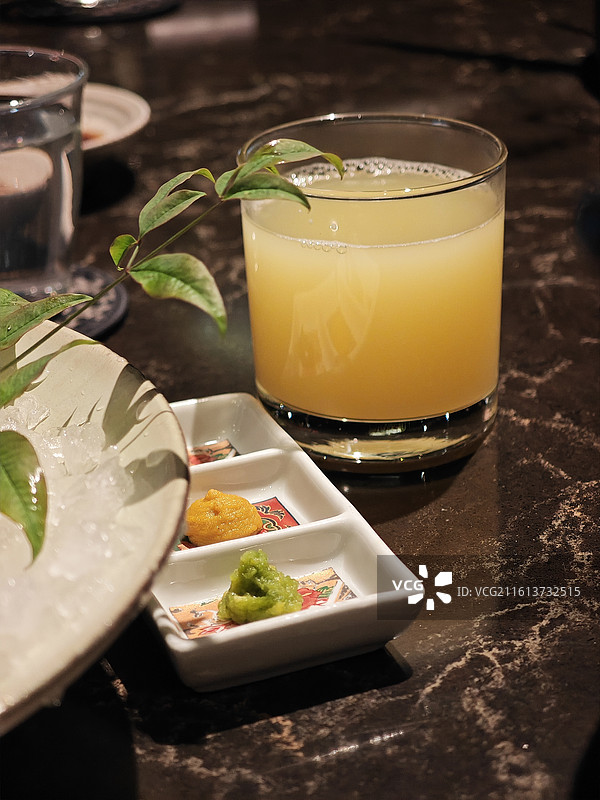 日式料理蘸酱 日料酱油、黄芥末、青柚子酱 喜都乃日式居酒屋 青森苹果汁图片素材