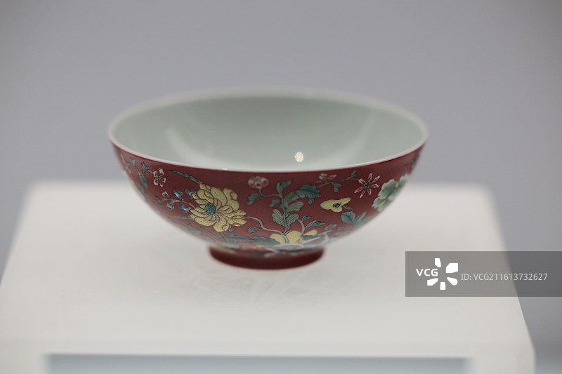 上海博物馆东馆中国历史传统瓷器陶器陶瓷碗盆底款景德镇官窑藏品摄影特写图片素材