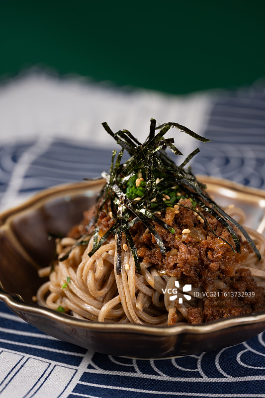 日式荞麦面配上香浓豆瓣酱和牛碎，点缀以海苔丝。图片素材