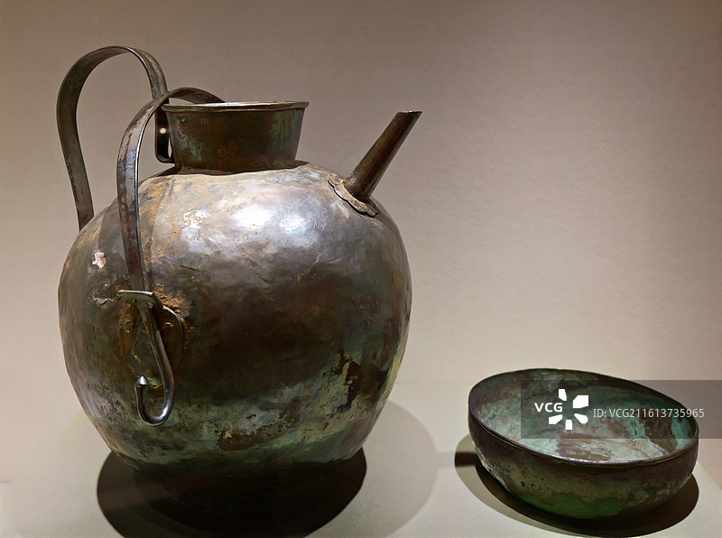 银酒壶和银碗 元  鄂尔多斯市博物院图片素材
