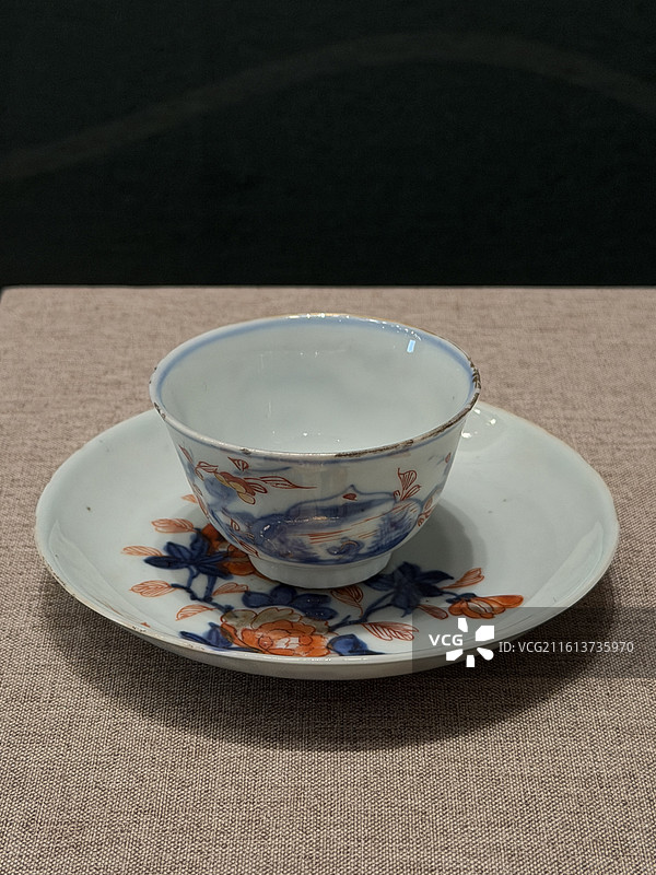 青花矾红花卉纹杯碟，清代，东方印迹展，孙中山大元帅府纪念馆展览的文物图片素材