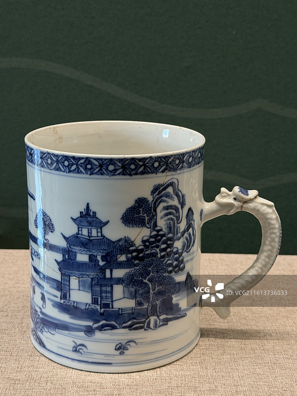 青花柳亭图马克杯，清代，东方印迹展，孙中山大元帅府纪念馆展览的文物图片素材