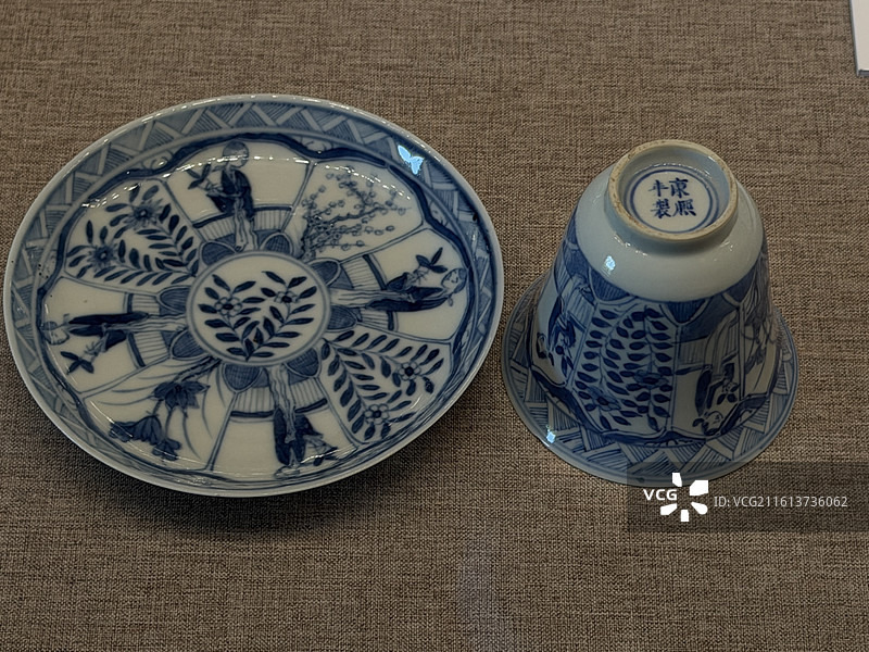 欧洲产青花柳亭图盘，清代，东方印迹展，孙中山大元帅府纪念馆展览的文物图片素材