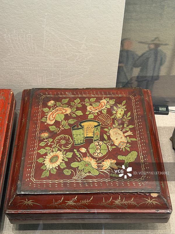 红漆彩绘描金花果纹团寿盝顶方盒，民国时期，东方印迹展，孙中山大元帅府纪念馆展览的文物图片素材