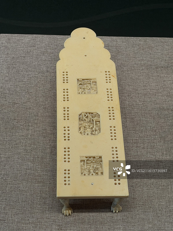 象牙雕开光庭院人物故事纹游戏器具，19世纪，东方印迹展，孙中山大元帅府纪念馆展览的文物图片素材
