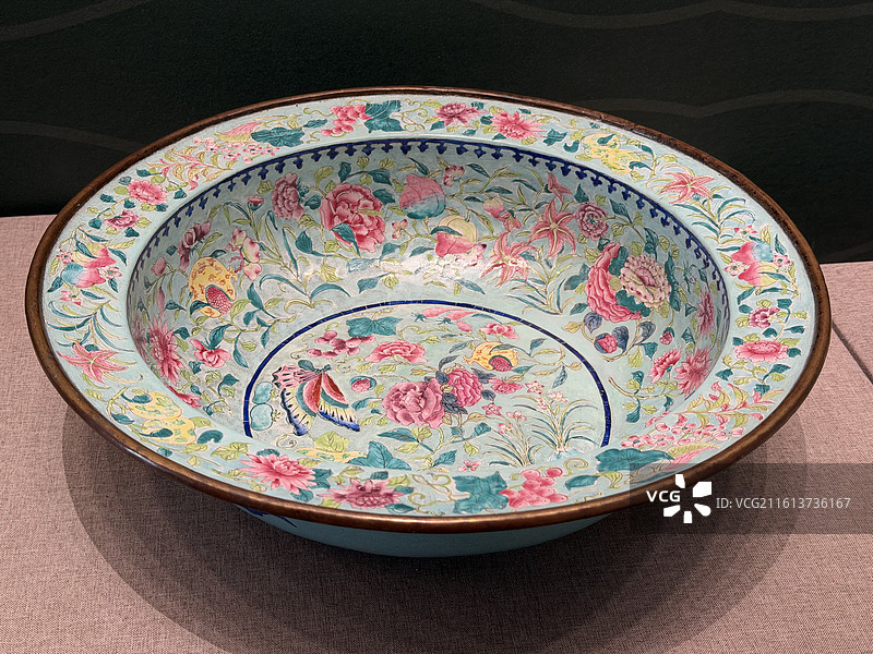 铜胎画珐琅缠枝花果纹折沿盆，清代，东方印迹展，孙中山大元帅府纪念馆展览的文物图片素材