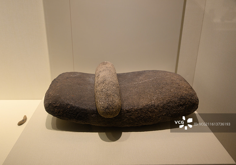 和龙县兴城遗址出土的石磨盘石磨棒图片素材