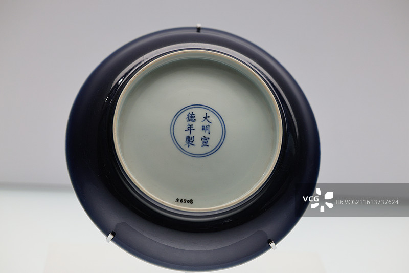 上海博物馆东馆中国历史传统瓷器陶器陶瓷碗盆底款景德镇官窑藏品摄影特写图片素材