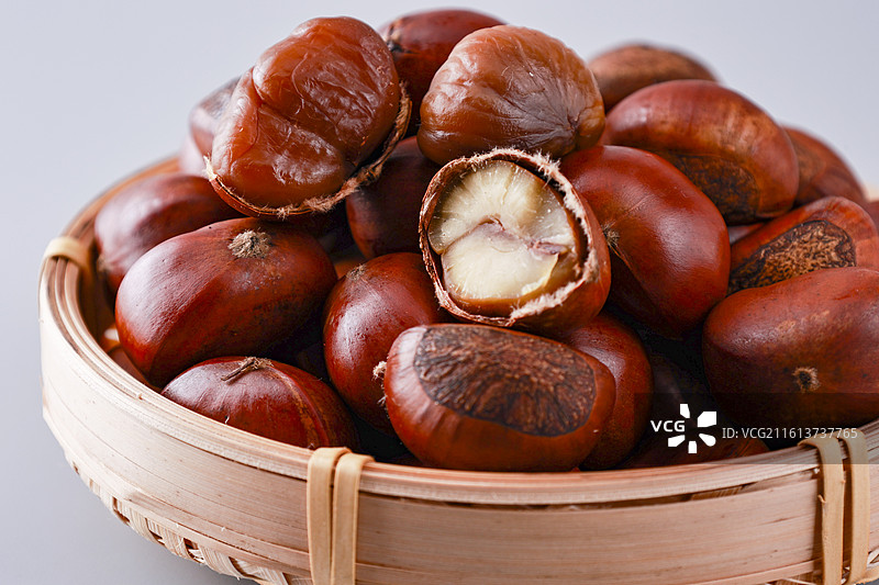 竹篮里的糖炒栗子白色背景图片素材