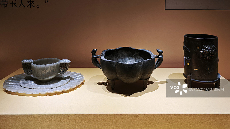 北京首都博物馆岁华纪胜老北京民俗展兔爷虎头帽五毒纹样书画首饰砚台玉器御赐养老灯笼场景陈设图片素材