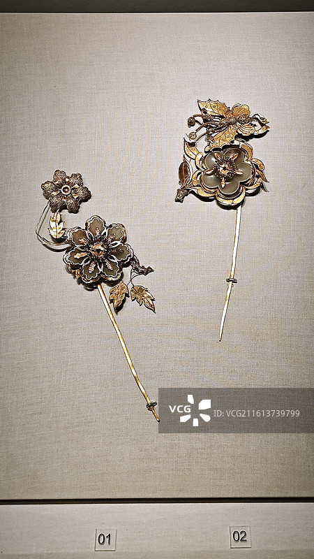 北京首都博物馆岁华纪胜老北京民俗展兔爷虎头帽五毒纹样书画首饰砚台玉器御赐养老灯笼场景陈设图片素材