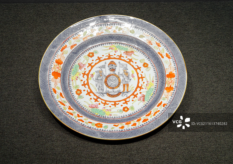 清代外销瓷器，广彩瓷，纹章瓷，加彩青花纹章盘图片素材