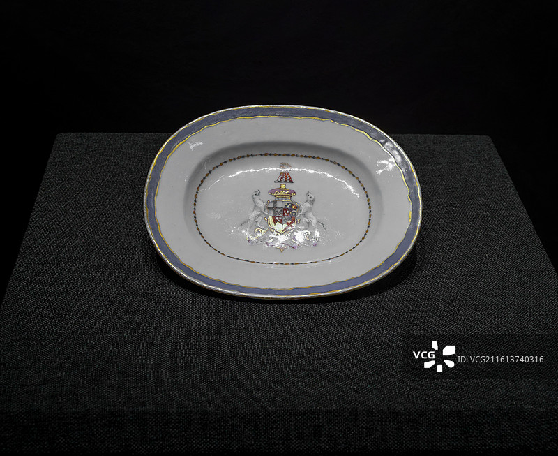 清代外销瓷器，广彩瓷，纹章瓷，瓷碟图片素材