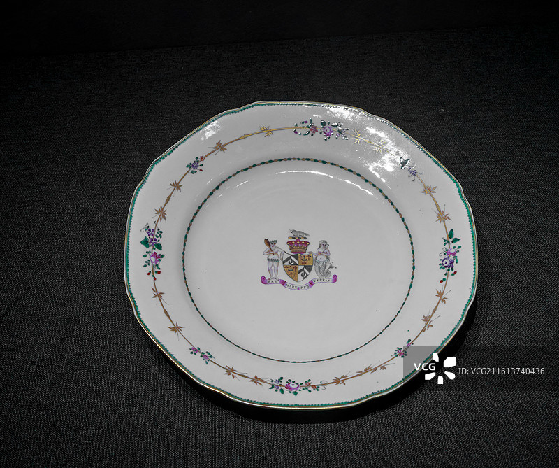 清代外销瓷器，广彩瓷，纹章瓷，花卉纹盘图片素材