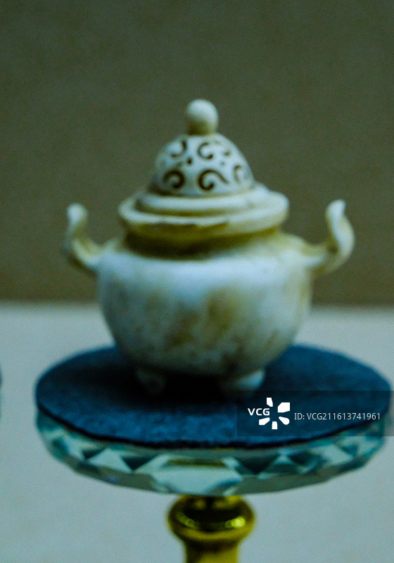 中国海南省三亚市三亚山海贝博物馆藏品，历代砗磲制品，砗磲鼻烟壶，砗磲佩饰，砗磲雕件，螺饰件，砗磲花瓶图片素材