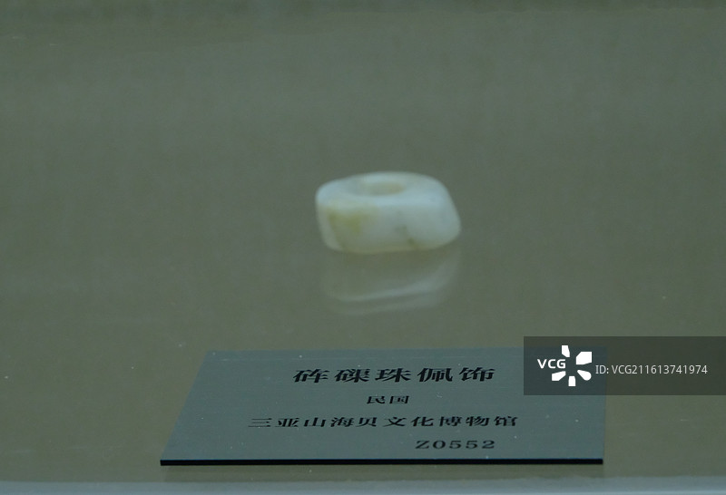 中国海南省三亚市三亚山海贝博物馆藏品，历代砗磲制品，砗磲鼻烟壶，砗磲佩饰，砗磲雕件，螺饰件，砗磲花瓶图片素材