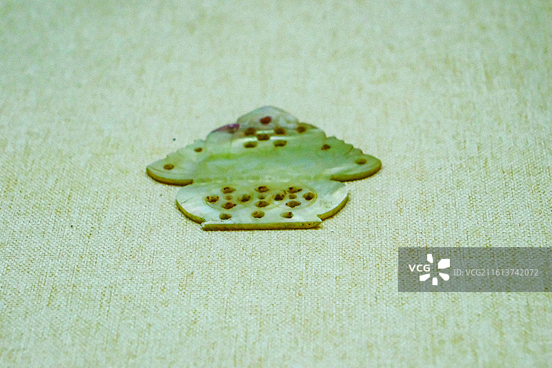 中国海南省三亚市三亚山海贝博物馆藏品，嵌螺钿艺术品，贝雕艺术品，珍珠贝雕，砗磲制品，珍珠贝饰品图片素材