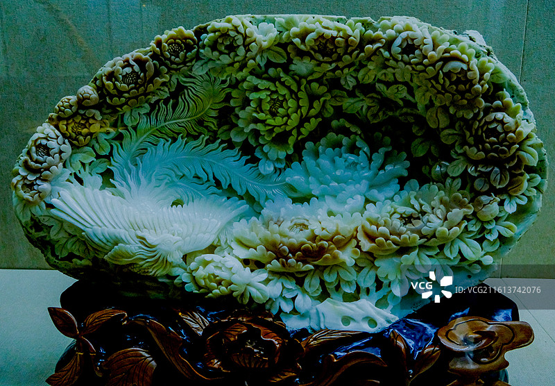 中国海南省三亚市三亚山海贝博物馆藏品，嵌螺钿艺术品，贝雕艺术品，珍珠贝雕，砗磲制品，珍珠贝饰品图片素材