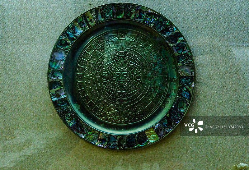 中国海南省三亚市三亚山海贝博物馆藏品，嵌螺钿艺术品，贝雕艺术品，珍珠贝雕，砗磲制品，珍珠贝饰品图片素材