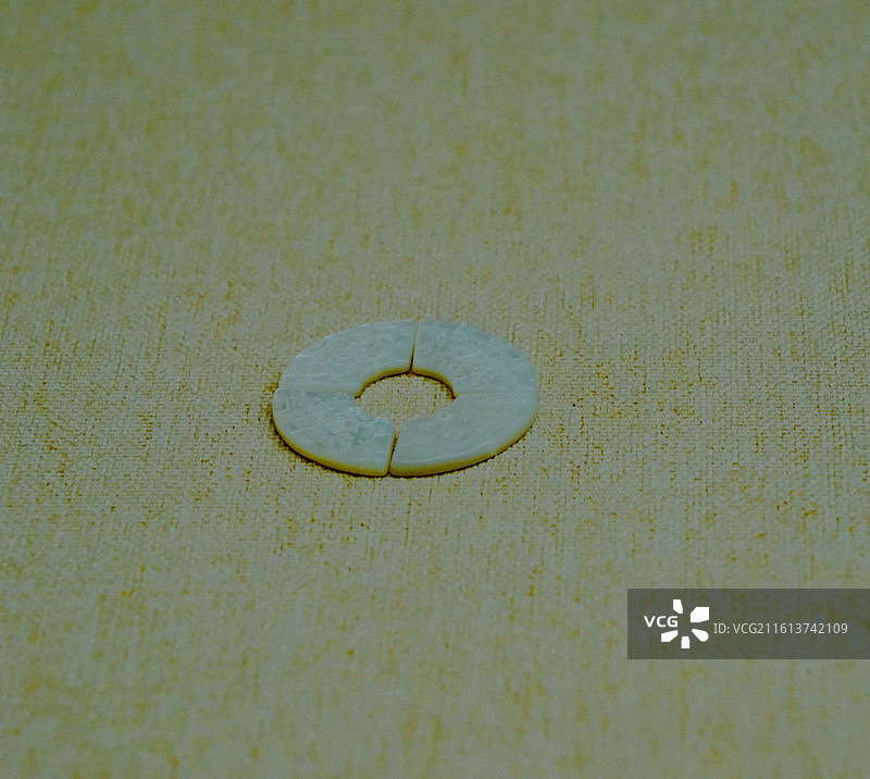 中国海南省三亚市三亚山海贝博物馆藏品，嵌螺钿艺术品，贝雕艺术品，珍珠贝雕，砗磲制品，珍珠贝饰品图片素材