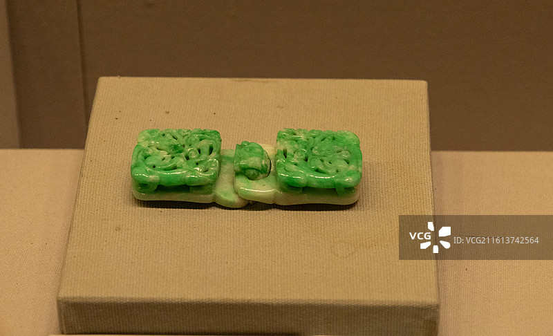 镂雕龙纹云形翠玉带扣-清朝-云南省博物馆图片素材