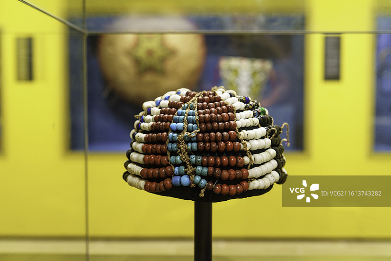 马来西亚古晋重要景点婆罗洲文化博物馆展览重要文物——柯拉比原住民妇女会佩戴的珠帽图片素材