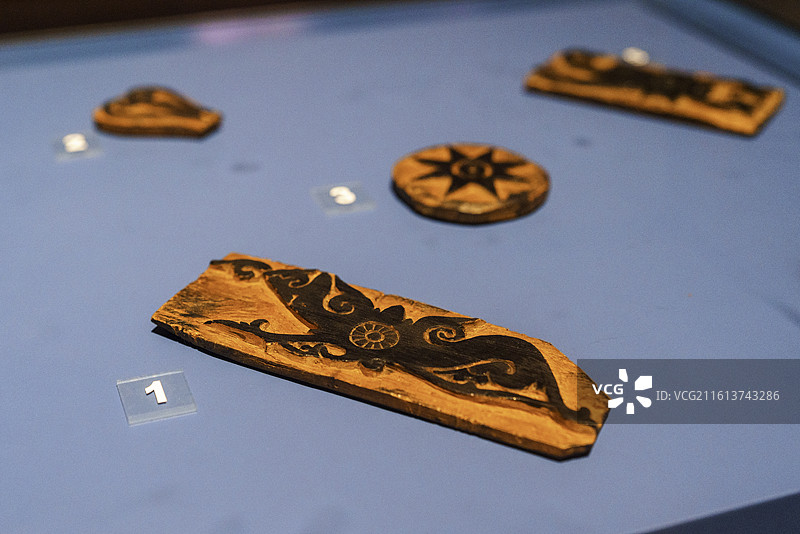 马来西亚古晋重要景点婆罗洲文化博物馆展览重要文物——卡延人原住民的纹身工具图片素材