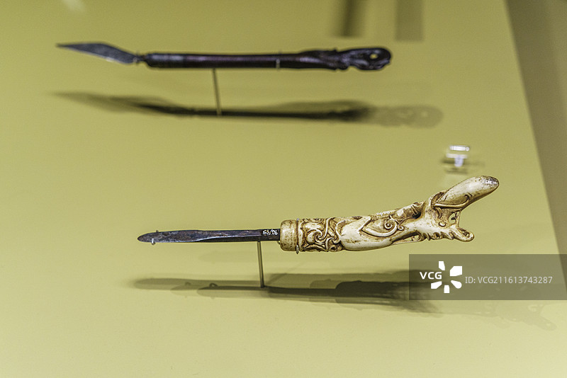 马来西亚古晋重要景点婆罗洲文化博物馆展览重要文物——象牙柄木凿图片素材