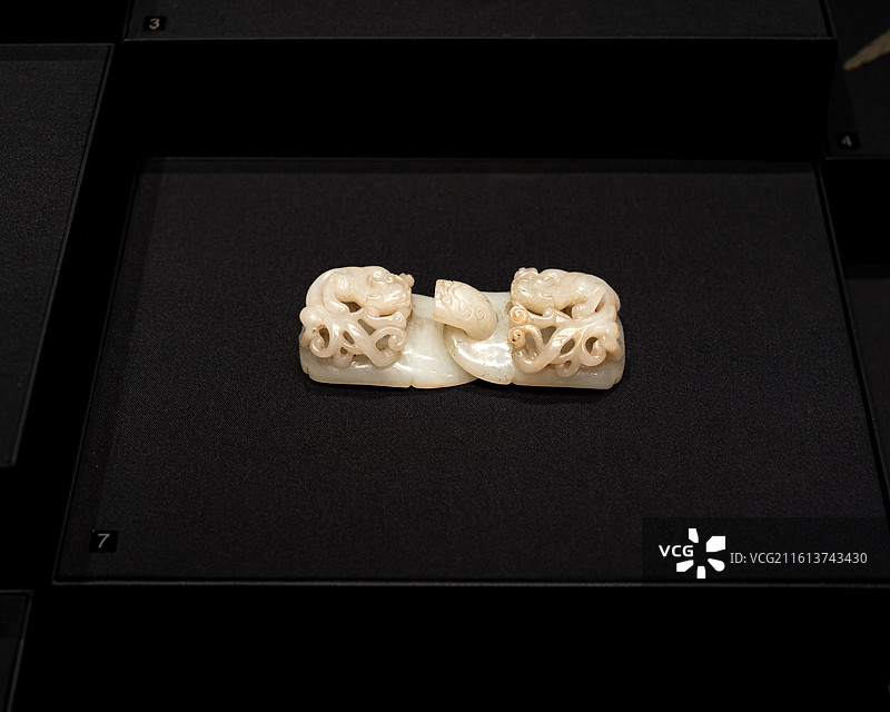 青玉龙首镂雕螭纹带钩扣（明），首都博物馆图片素材