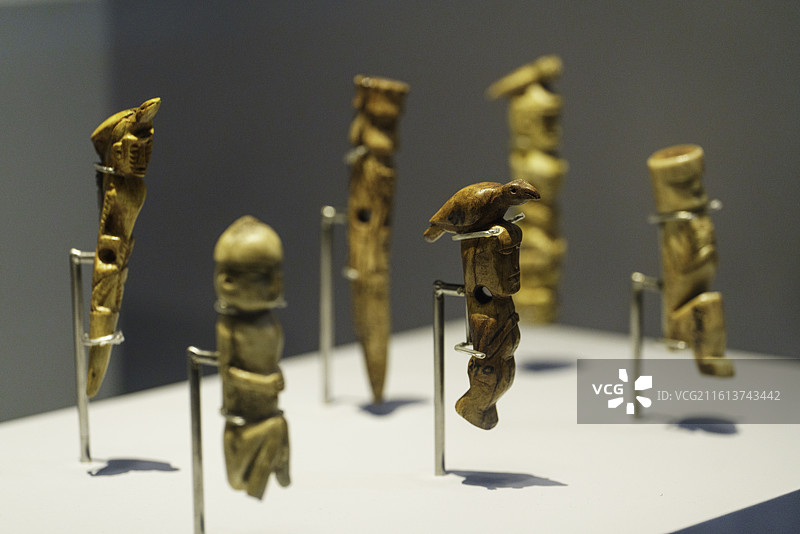 马来西亚古晋重要景点婆罗洲文化博物馆展览重要文物——原住民使用的骨质垂钓假饵图片素材