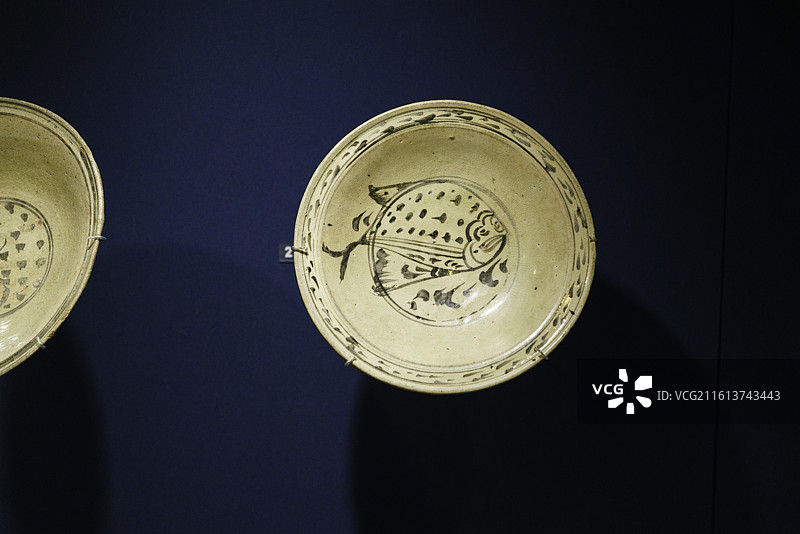 马来西亚古晋重要景点婆罗洲文化博物馆展览重要文物——素可泰地区的鱼纹瓷碗图片素材