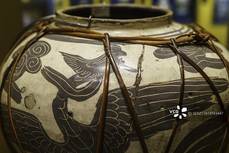 马来西亚古晋重要景点婆罗洲文化博物馆展览重要文物——13-14 世纪婆罗洲出土的中国磁州窑大罐局部图片素材