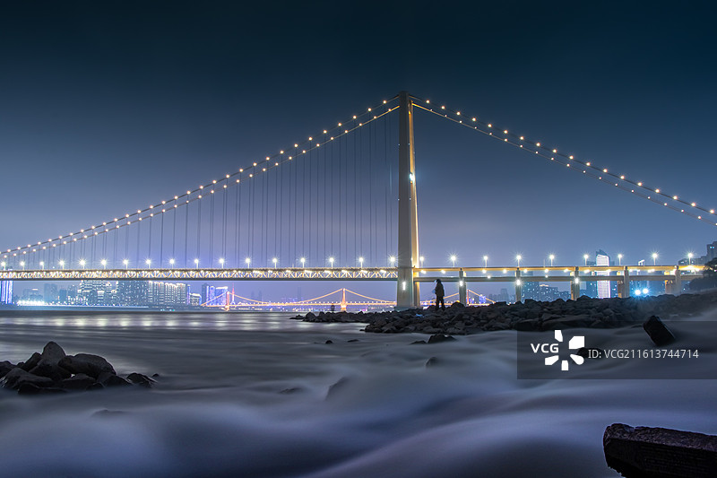 武汉的夜，藏在杨泗港大桥的光影里图片素材