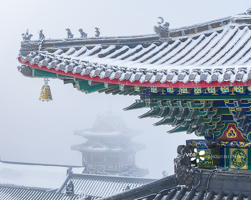 雾锁老君山金顶图片素材